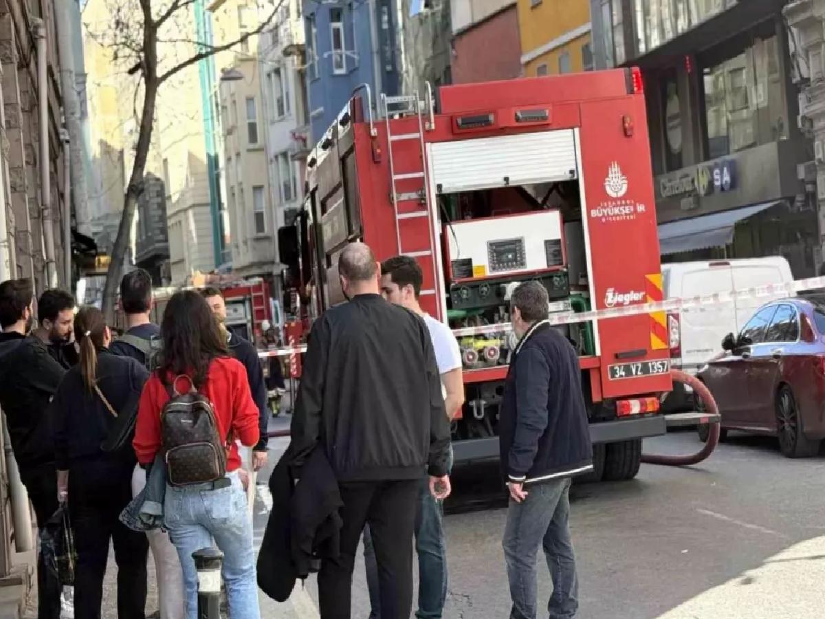 Beyoğlu’nda İş Merkezinde Yangın Çıktı