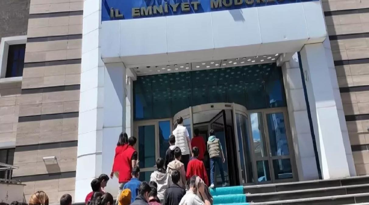 Bitlis’te 800 öğrenci, şehit öğretmenin hayatını anlatan filmi izledi