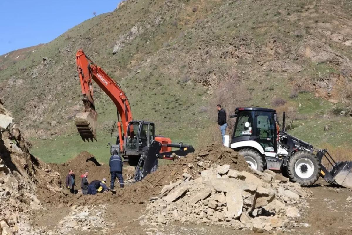 Bitlis’te Heyelan Su Şebekesini Vurdu