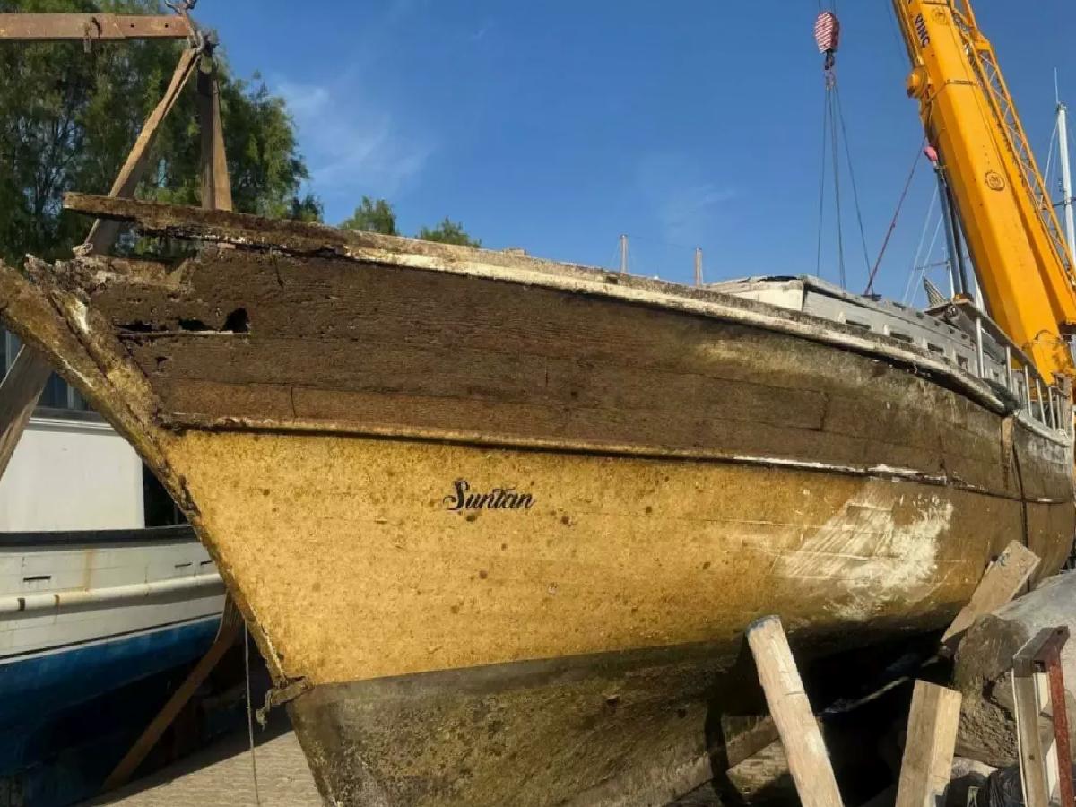 Bodrum’da Yarı Batık Tekne Sudan Çıkarıldı