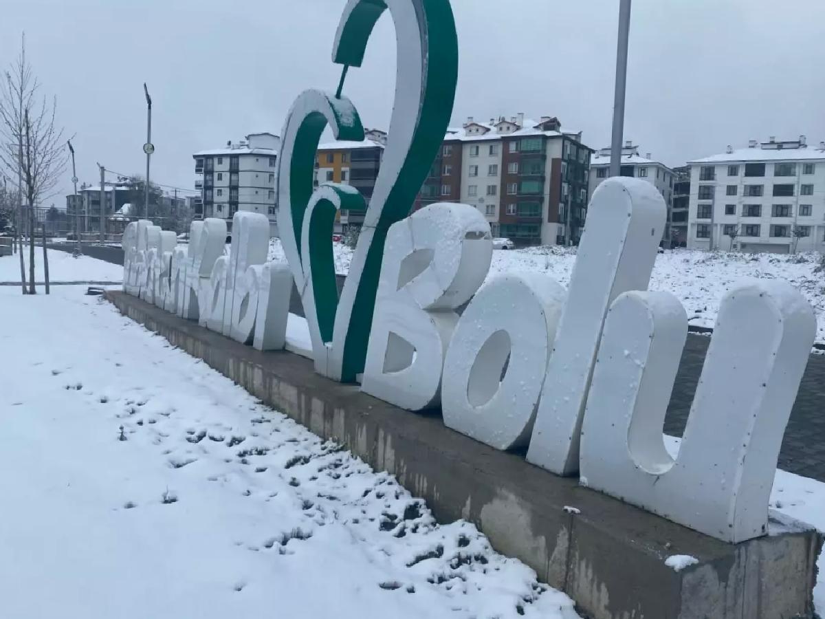 Bolu nisan ayında beyaza büründü