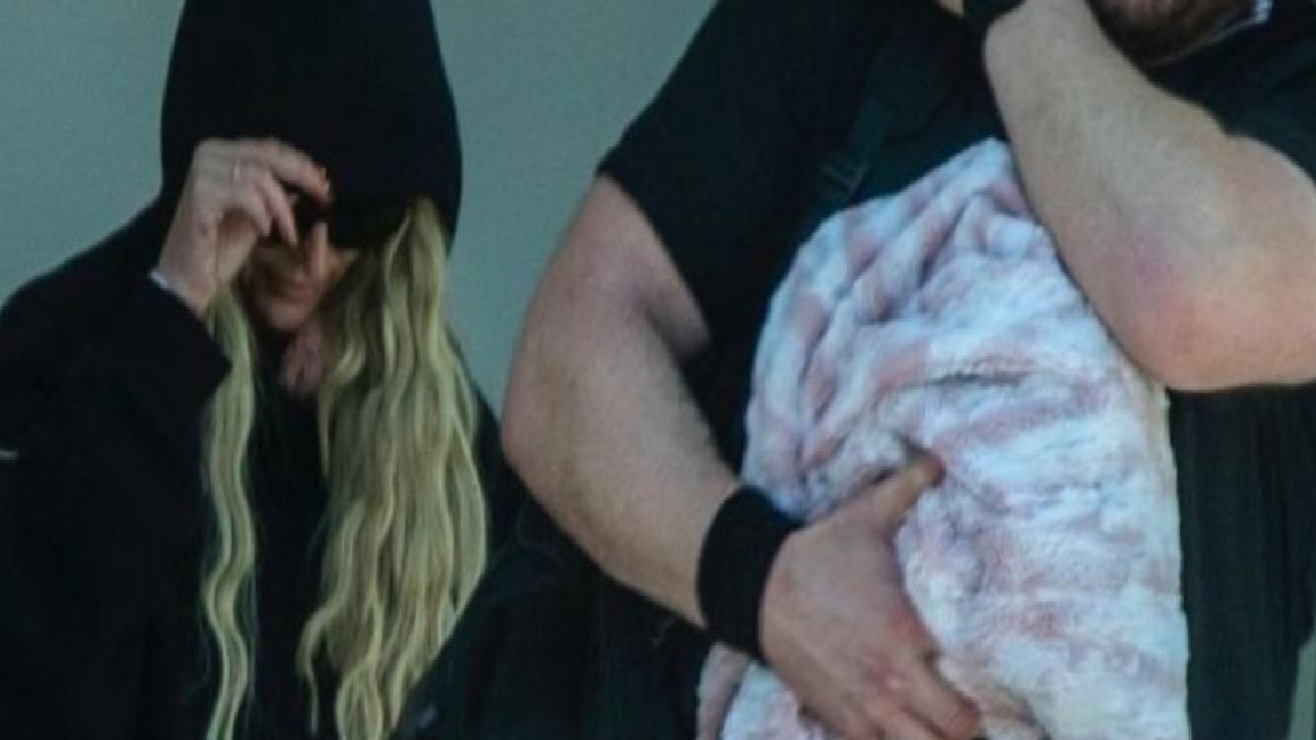 Britney Spears oyuncak bebekle gezerken görüntülendi
