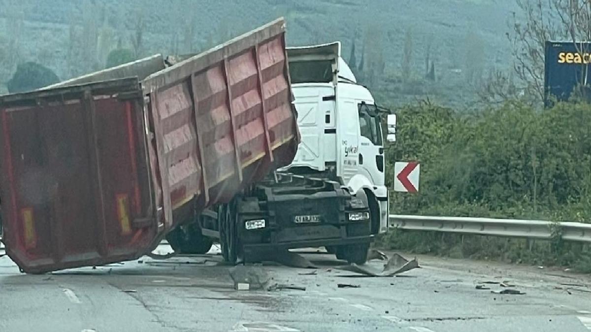 Bursa’da damperi açılan tır, üst geçide çarptı