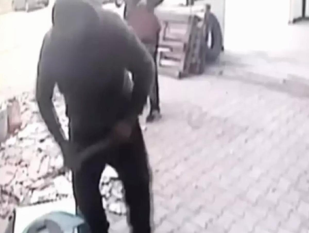 Bursa’da Tadilat Halindeki Dükkandan Hırsızlık