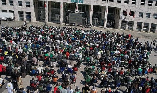 Bursaspor’un şampiyonluk maçı Halk Evi önünde dev ekranda izlendi