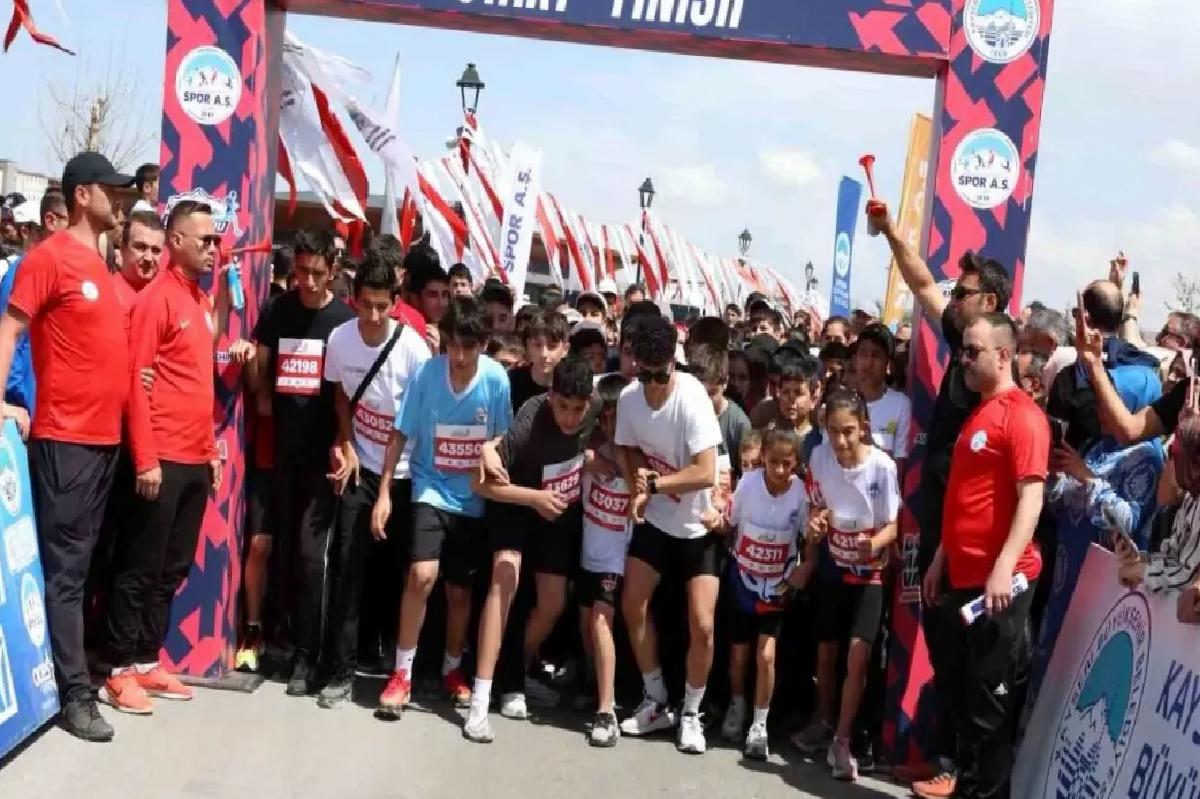 Büyükşehir Spor A.Ş.’nin çocuk koşusuna yüzlerce minik sporcu katıldı