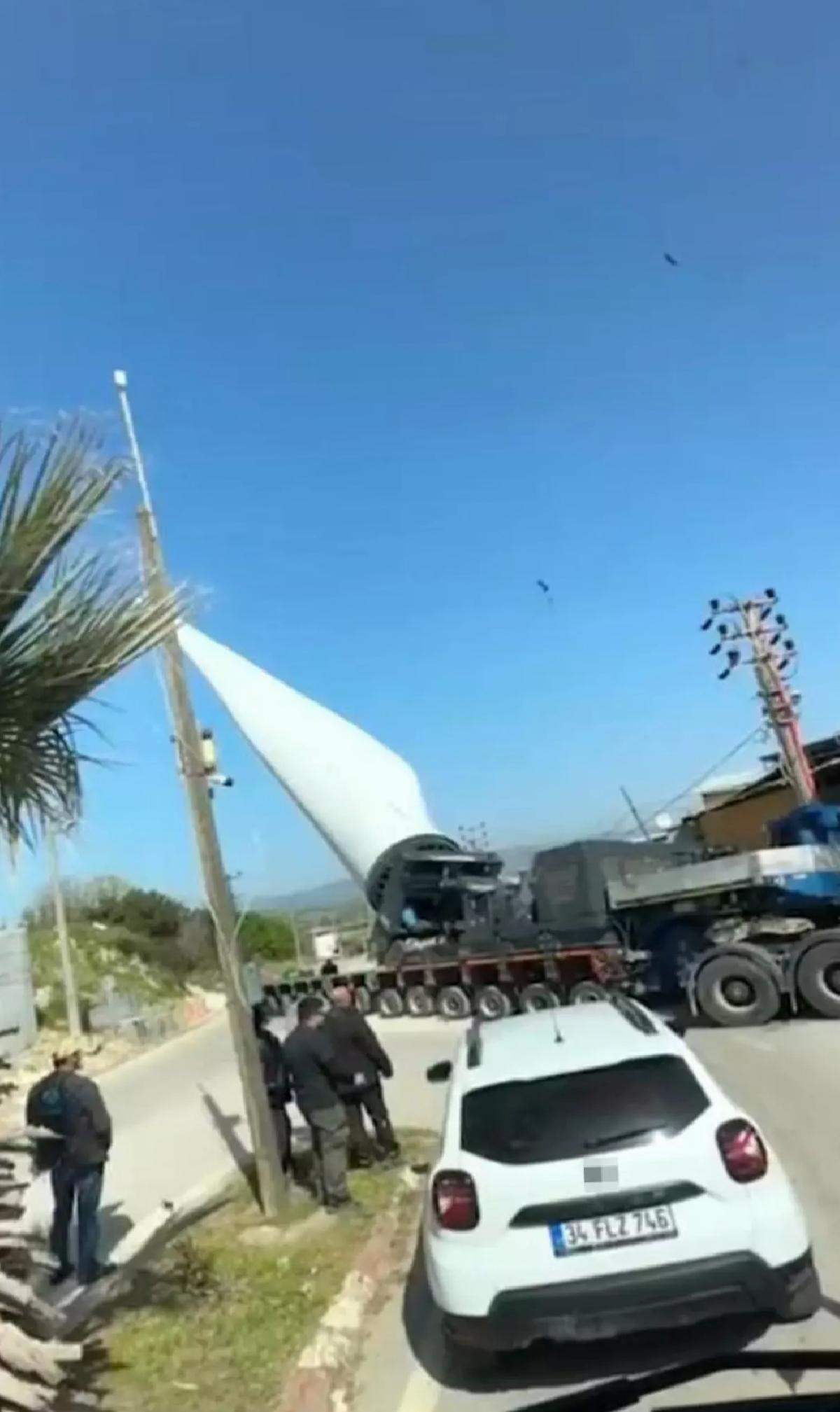 Çanakkale’de Tır Devrildi, Maddi Hasar Oluştu