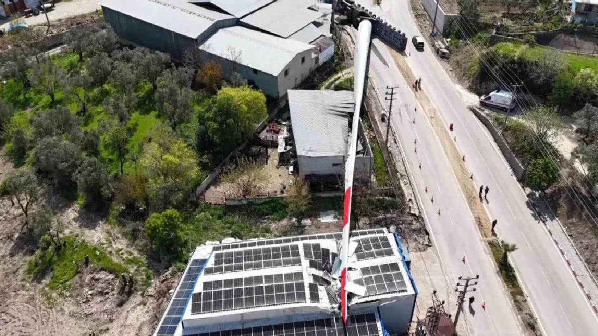 Çanakkale’de Tır Devrildi, Rüzgar Gülü Kanadı Fabrikaya Düştü