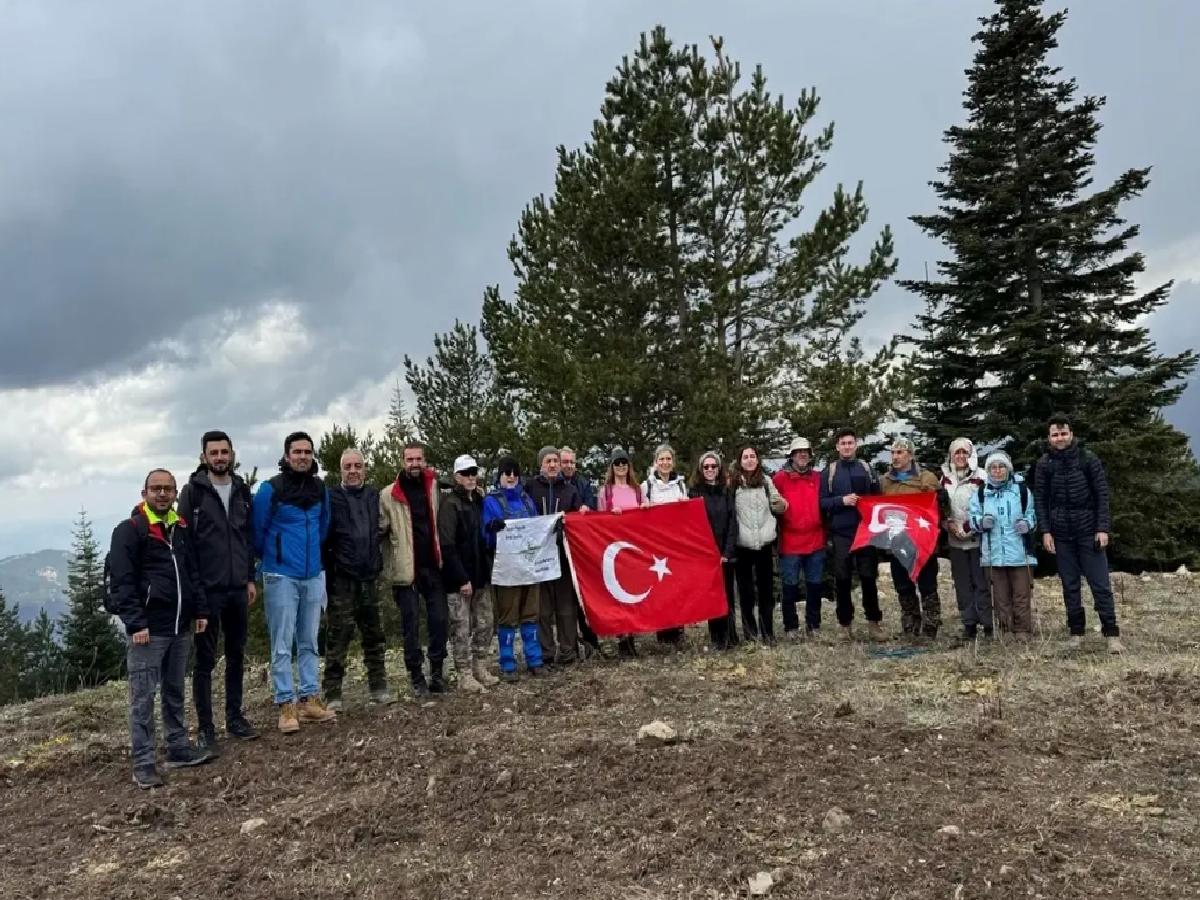 Çankırı’da dağcılar 23 Nisan’ı 1900 rakımlı Yıldıztepe zirvesinde kutladı
