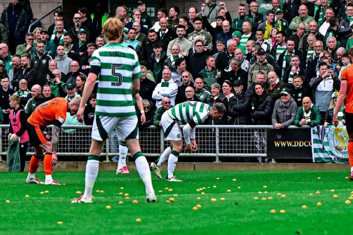 Celtic taraftarından ilginç protesto! 5 gollü maçta sahaya mandalina attılar
