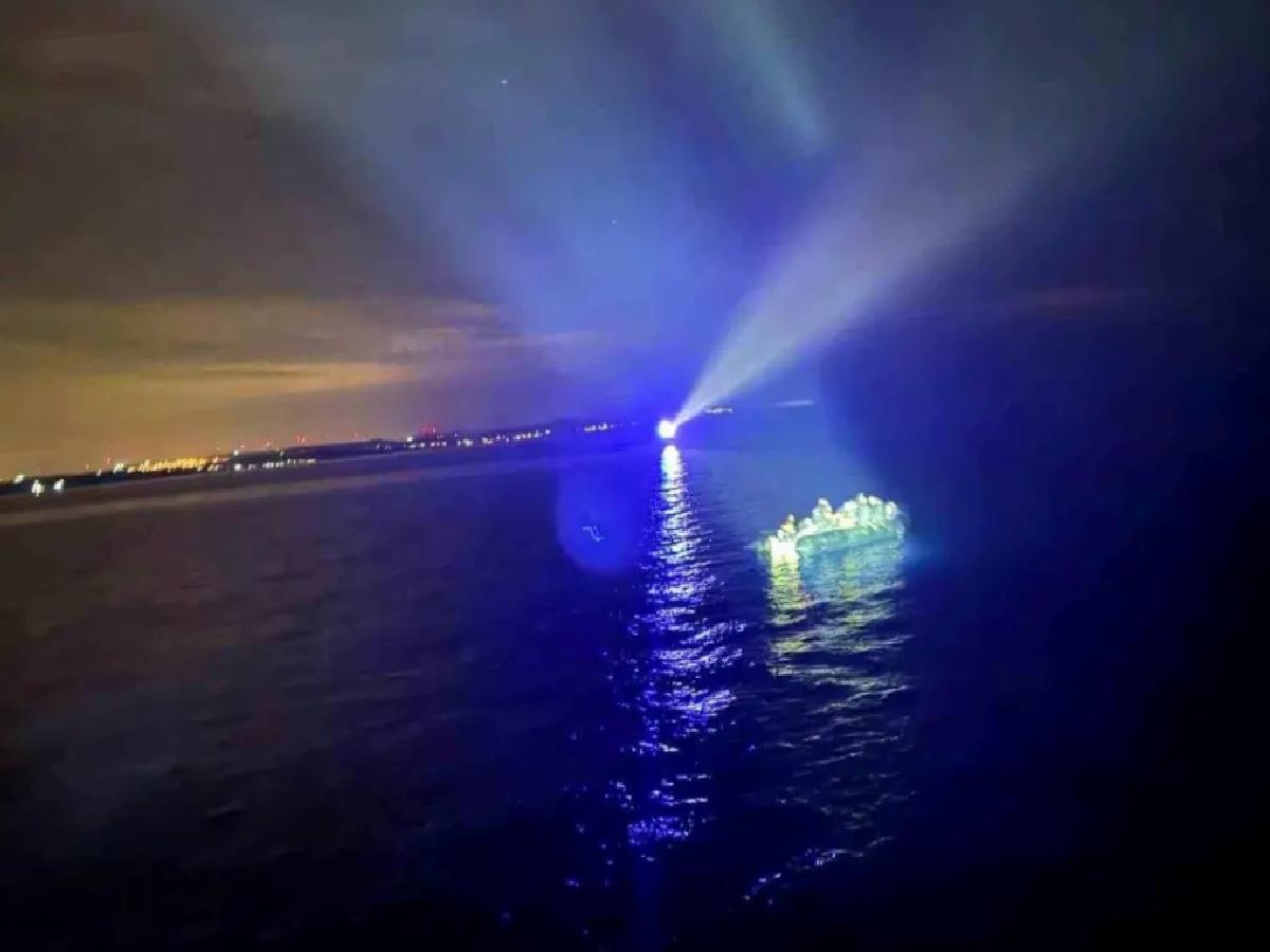 Çeşme açıklarında 36 düzensiz göçmen yakalandı