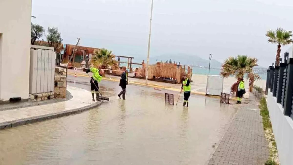 Çeşme’de Sağanak Yağış Sokakları Göle Döndürdü