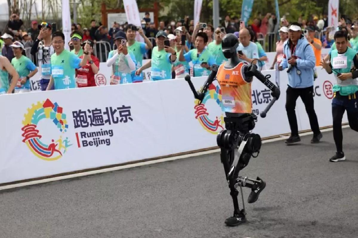 Çin’de İlk İnsansı Robot Maratonu