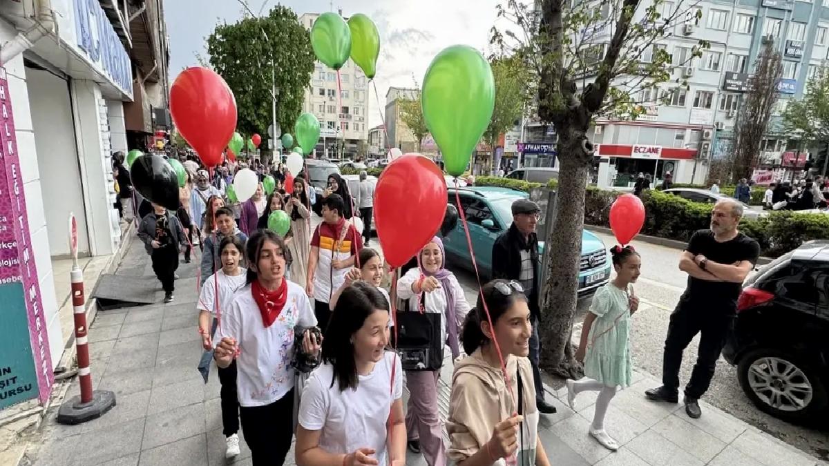 Çocuklar Filistin İçin Özgürlük Balonları Bıraktı