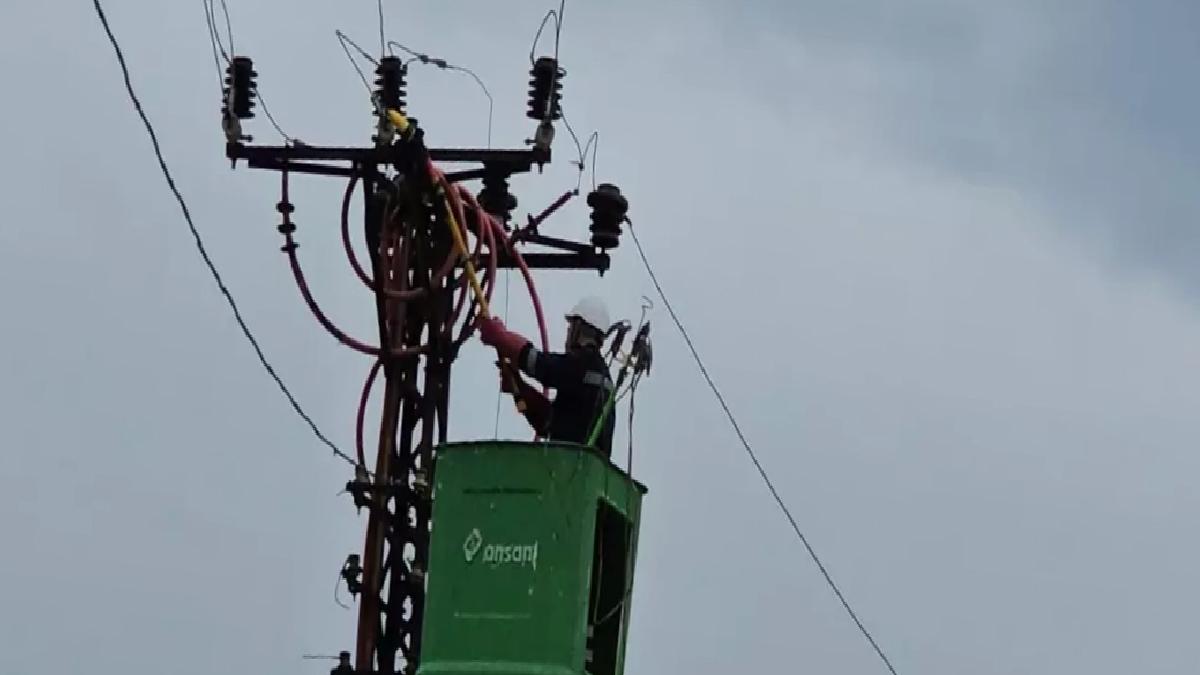 Çorum’da Elektrik Direği Patladı
