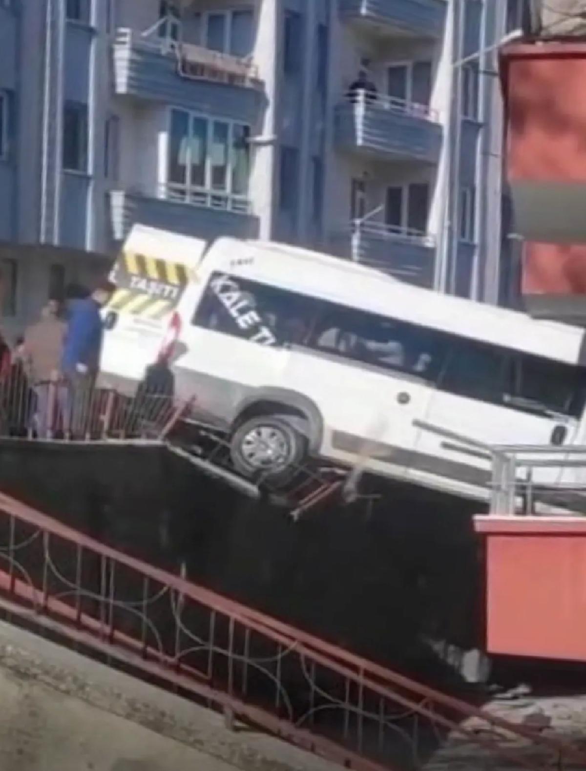 Çorum’da Okul Servisi Kaza Yaptı