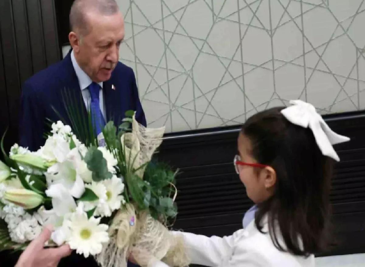 Cumhurbaşkanı Erdoğan, 23 Nisan’da minik misafirlerini ağırladı