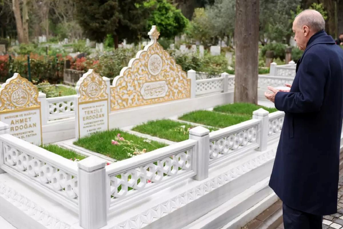 Cumhurbaşkanı Erdoğan, anne ve babasının kabirlerini ziyaret etti