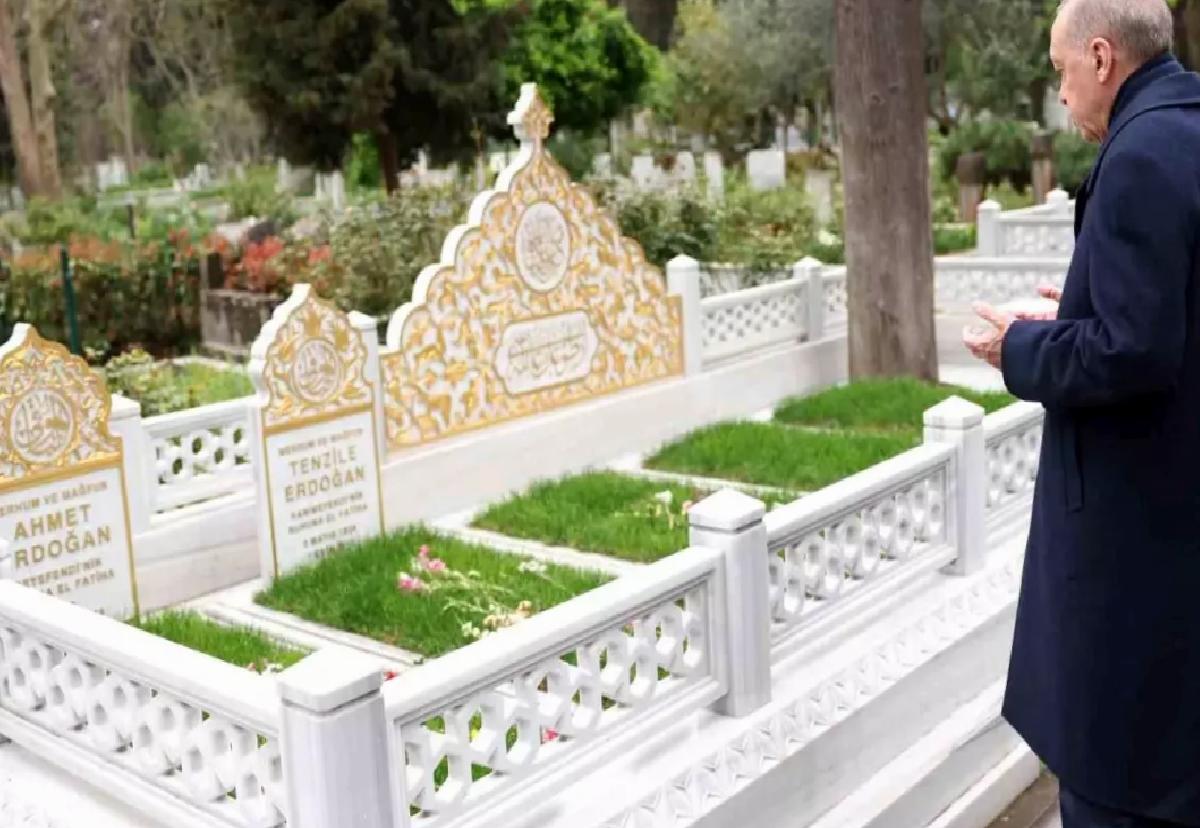 Cumhurbaşkanı Erdoğan, Bayramda Anne ve Babasının Kabirlerini Ziyaret Etti