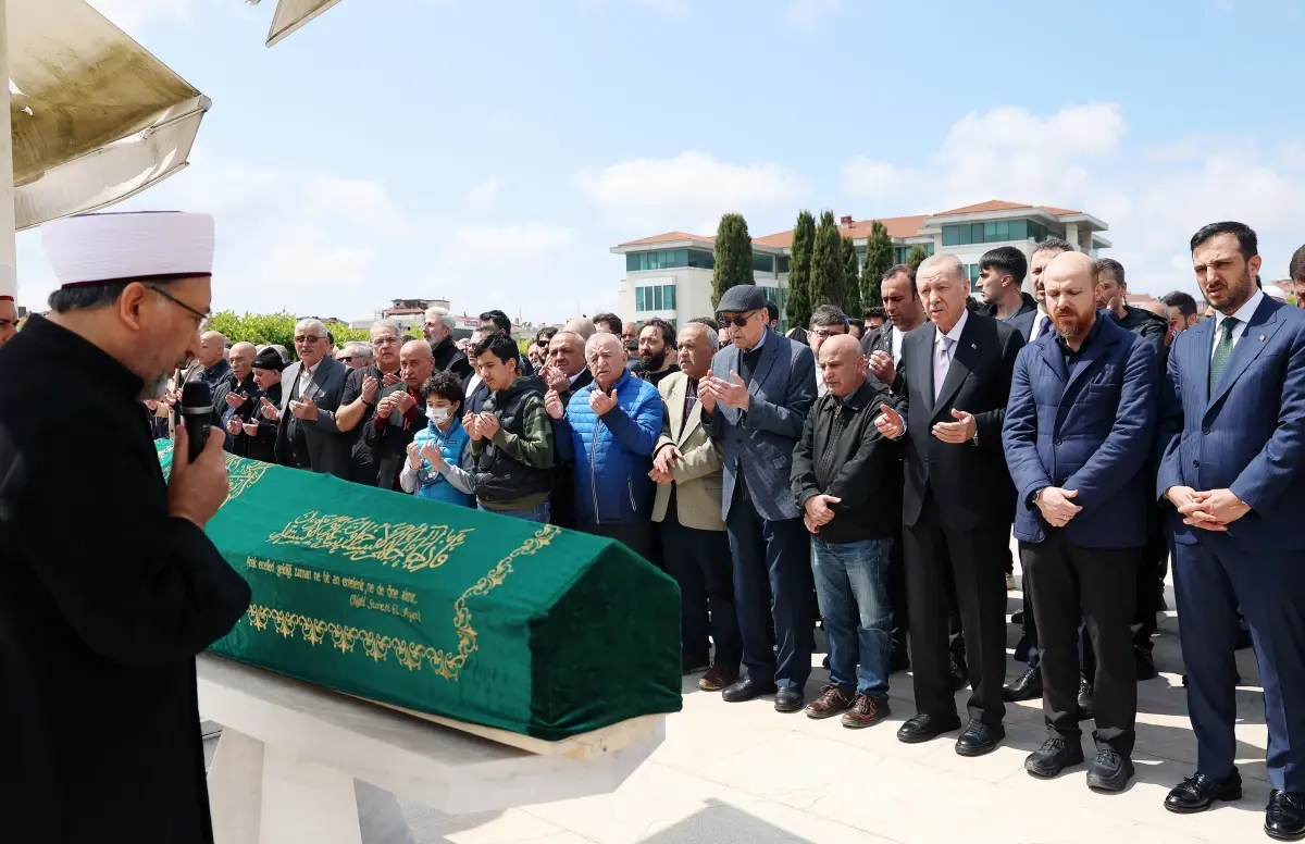 Cumhurbaşkanı Erdoğan, eski Arapça öğretmeninin cenaze namazına katıldı