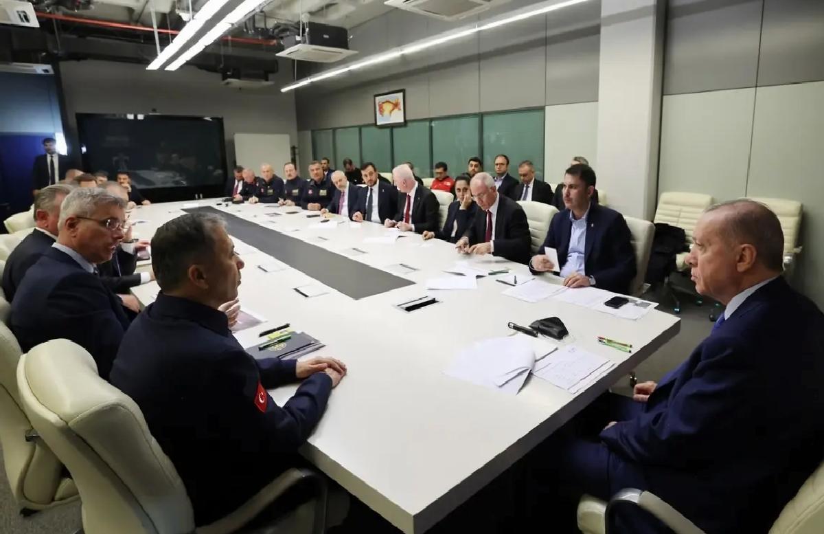 Cumhurbaşkanı Erdoğan, İstanbul AFAD’daki kriz merkezinde depreme ilişkin brifing aldı