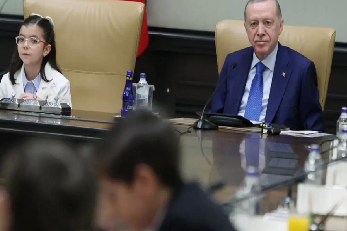 Cumhurbaşkanı Erdoğan, Külliye’de çocukları ağırladı!