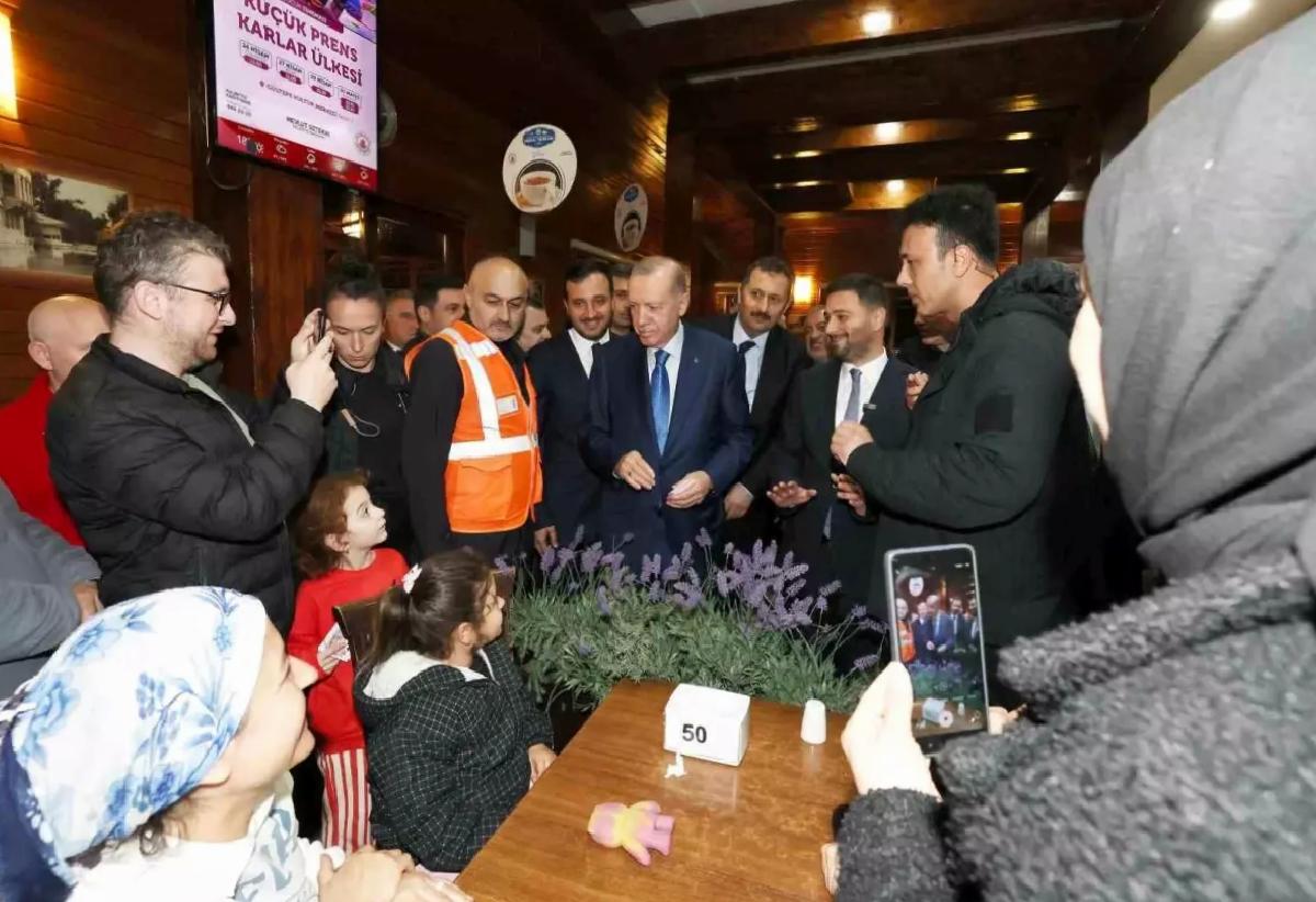 Cumhurbaşkanı Erdoğan’dan geceyi dışarda geçiren vatandaşları ziyaret