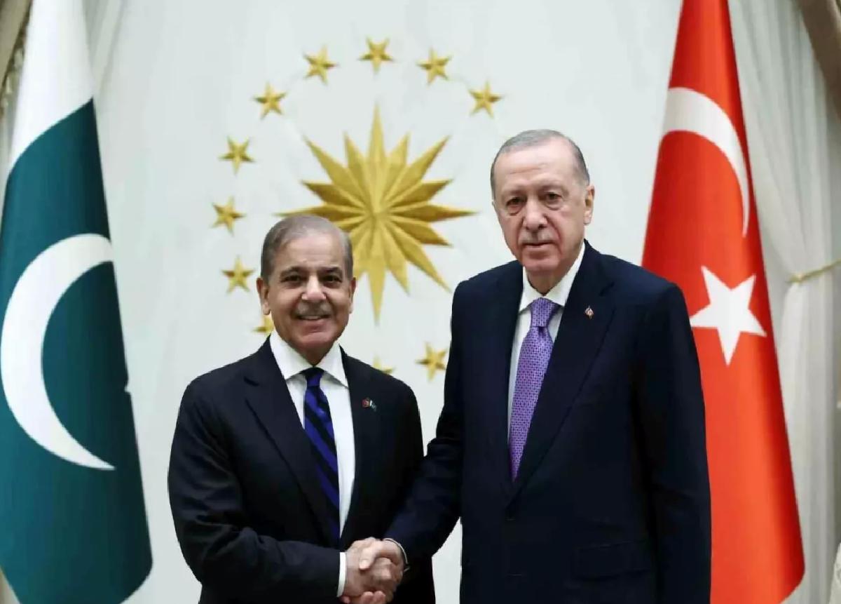 Cumhurbaşkanı Recep Tayyip Erdoğan, Pakistan Başbakanı Şahbaz Şerif ile Cumhurbaşkanlığı Külliyesi’nde bir araya geldi.