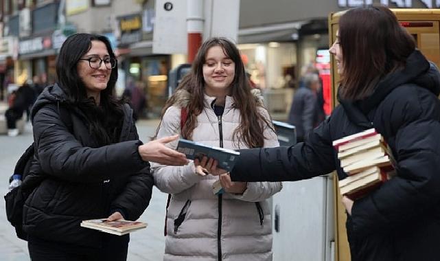 Cumhuriyet Bulvarı’nda kitap sürprizi