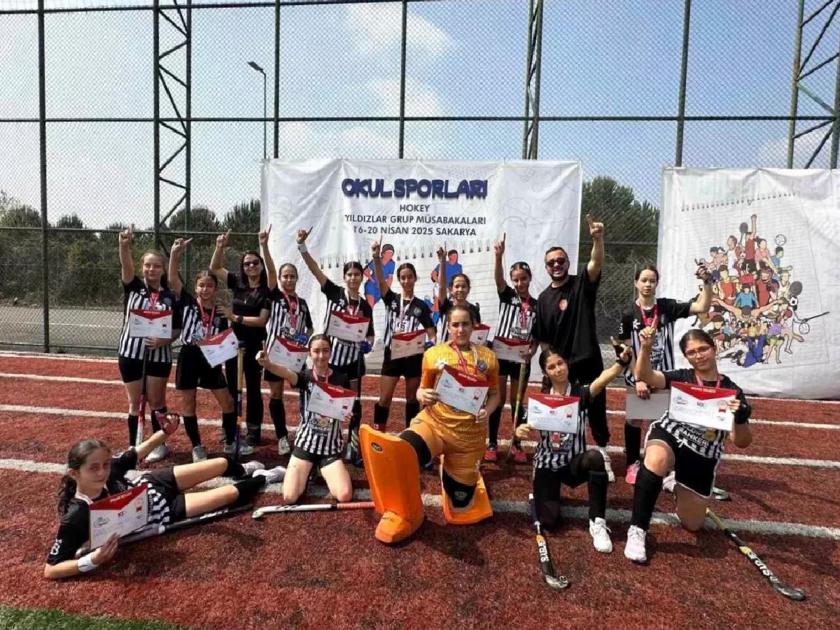 Cumhuriyet Ortaokulu Hokeyde Şampiyon