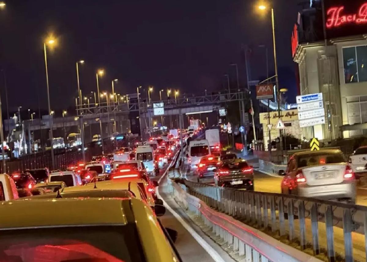 D-100’de Trafik Kapatıldı