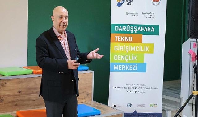 Darüşşafakalı Yazar İsmail Hayri Cem’in yeni kitabı için imza günü düzenlendi