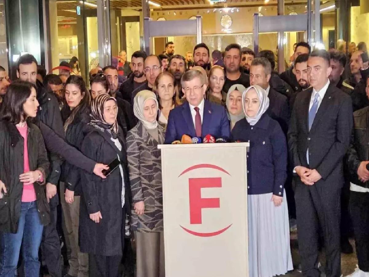 Davutoğlu, Sırrı Süreyya Önder’i Hastanede Ziyaret Etti