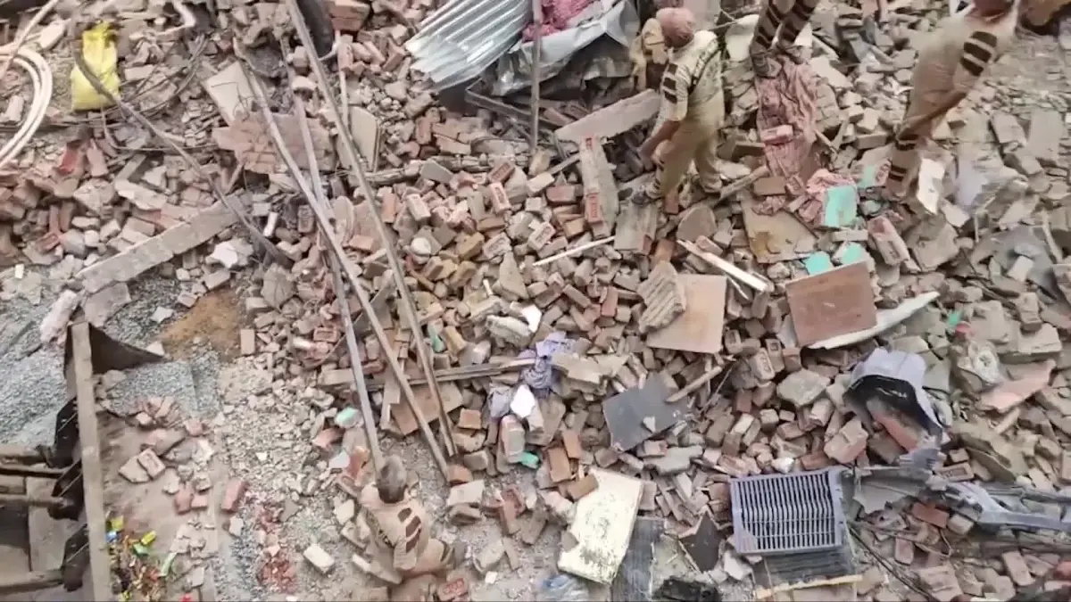 Delhi’de Bina Çöktü: 11 Ölü