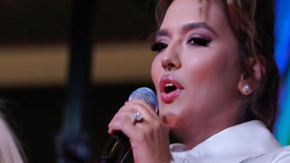 Demet Akalın’dan sigara içen seyirciye sert tepki