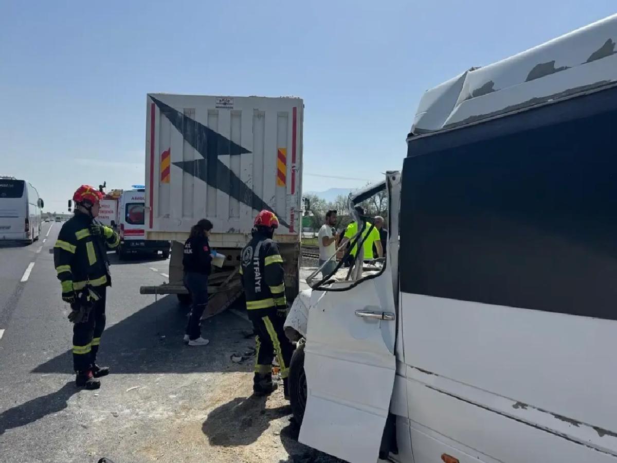 Denizli’de Minibüs Tıra Çarptı: 1 Ölü