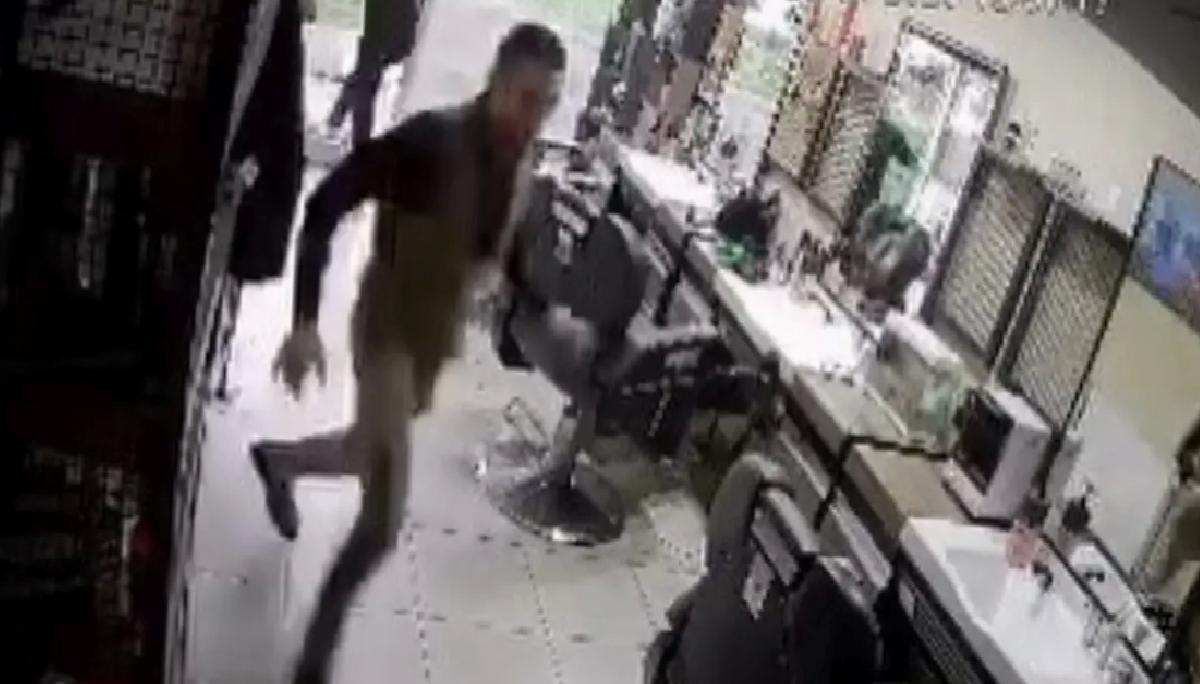 Deprem Anında Berberden Kaçtı, Oğlunu Unuttu