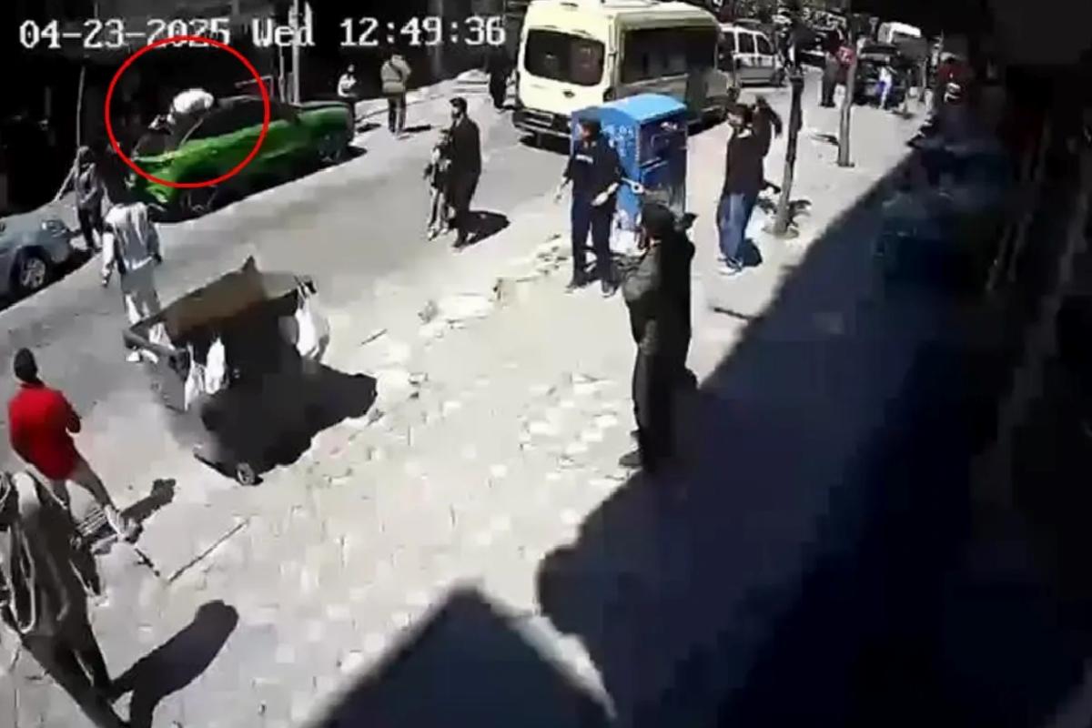 Deprem anında vatandaşın balkondan atladığı anlar kamerada