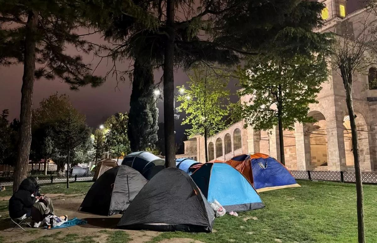 Depremde Camiye Sığınan Vatandaşlar