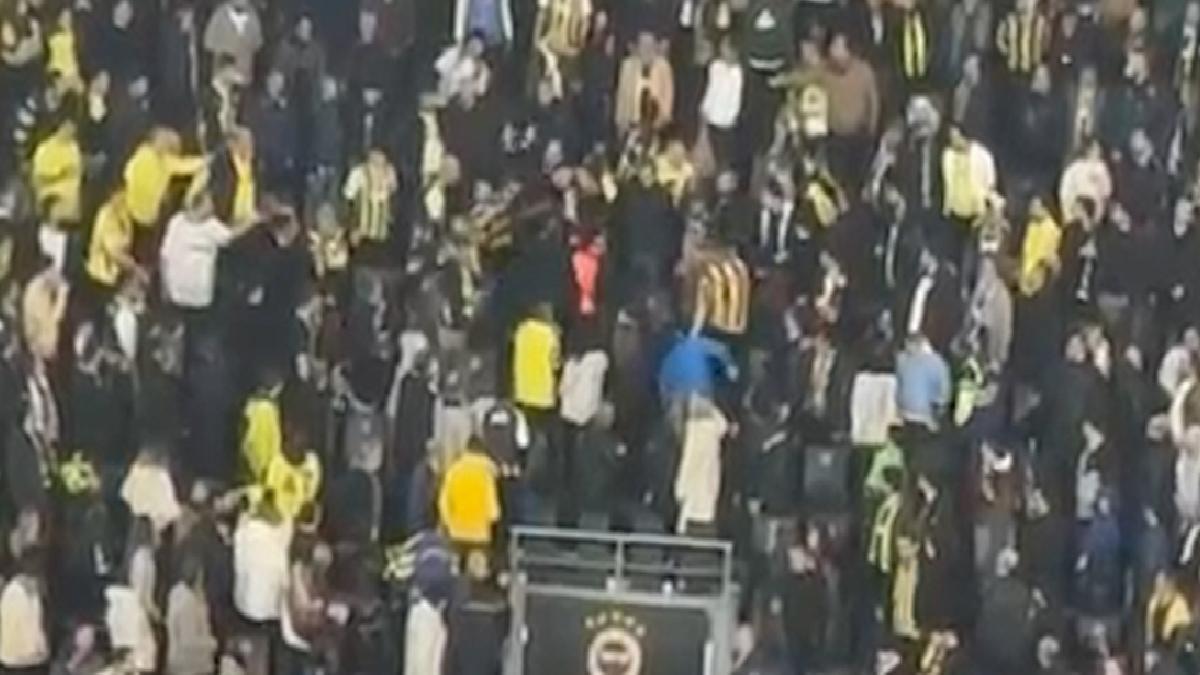 Derbide gerginlik: Fenerbahçe tribünlerinde kavga çıktı