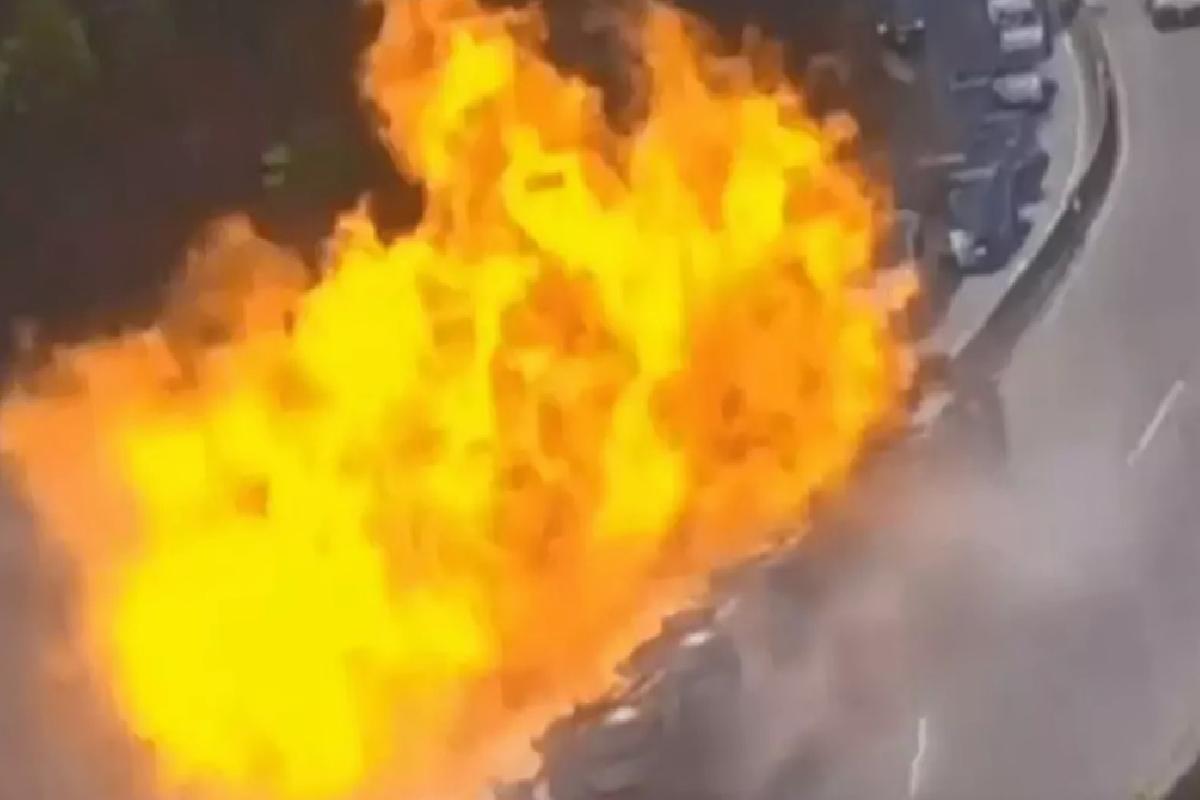 Devrilen tankerden sızan etanol onlarca aracı küle çevirdi