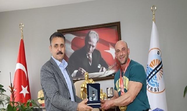 Dikili Belediyesi’nin Gururu Yılmaz Acar Başarıdan Başarıya Koşmaya Devam Ediyor