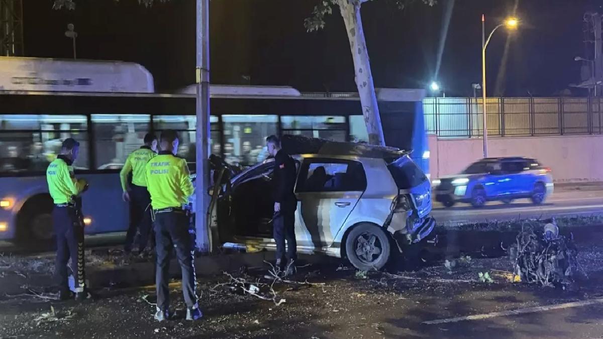 Diyarbakır’da Otomobil Ağaçla Çarpıştı: 3 Yaralı
