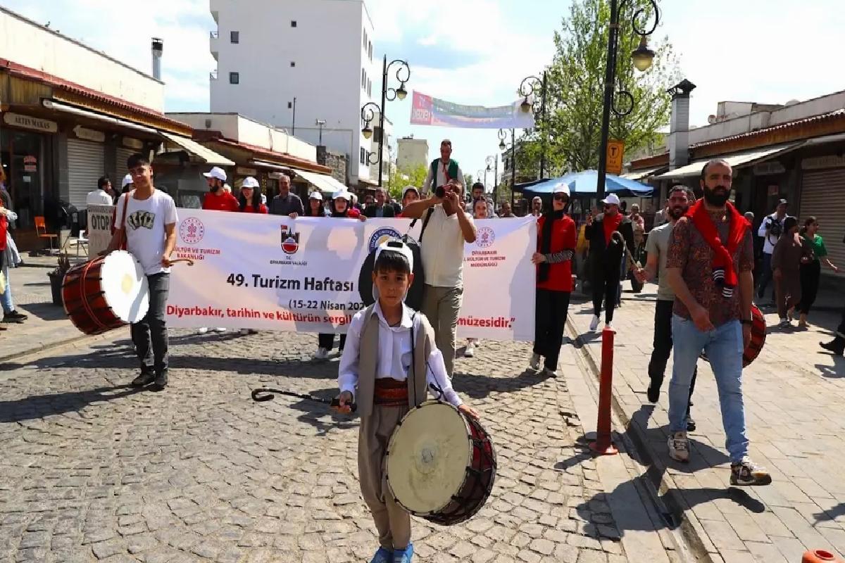 Diyarbakır’da Turizm Haftası Korteji