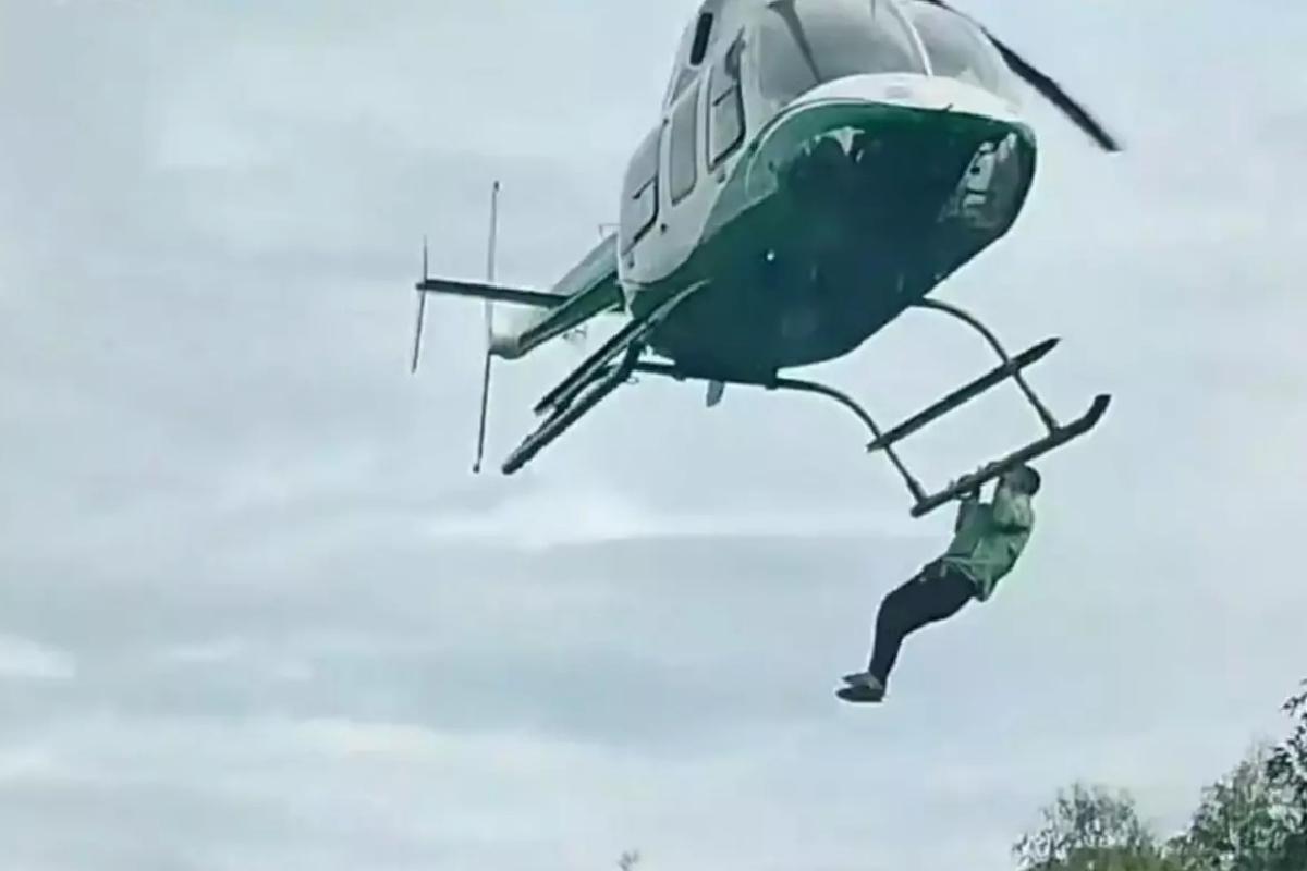 Düğünde helikoptere binmesine izin verilmeyen adam, helikoptere tutunarak havalandı