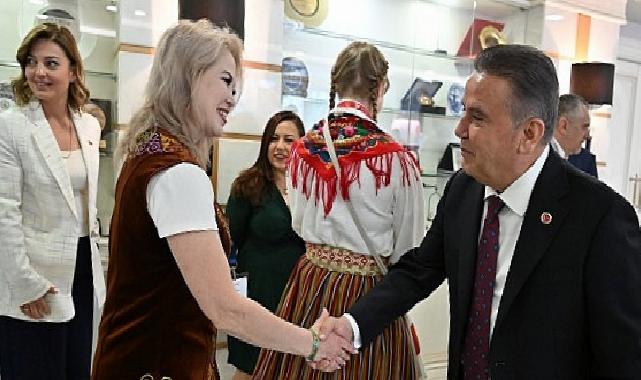 Dünya çocukları Başkan Muhittin Böcek’i ziyaret etti