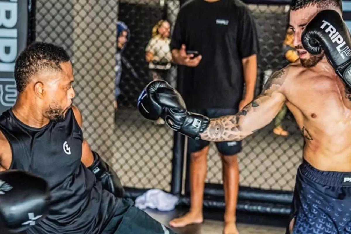 Dünyaca ünlü eski sol bek, MMA dövüşçüsü oluyor