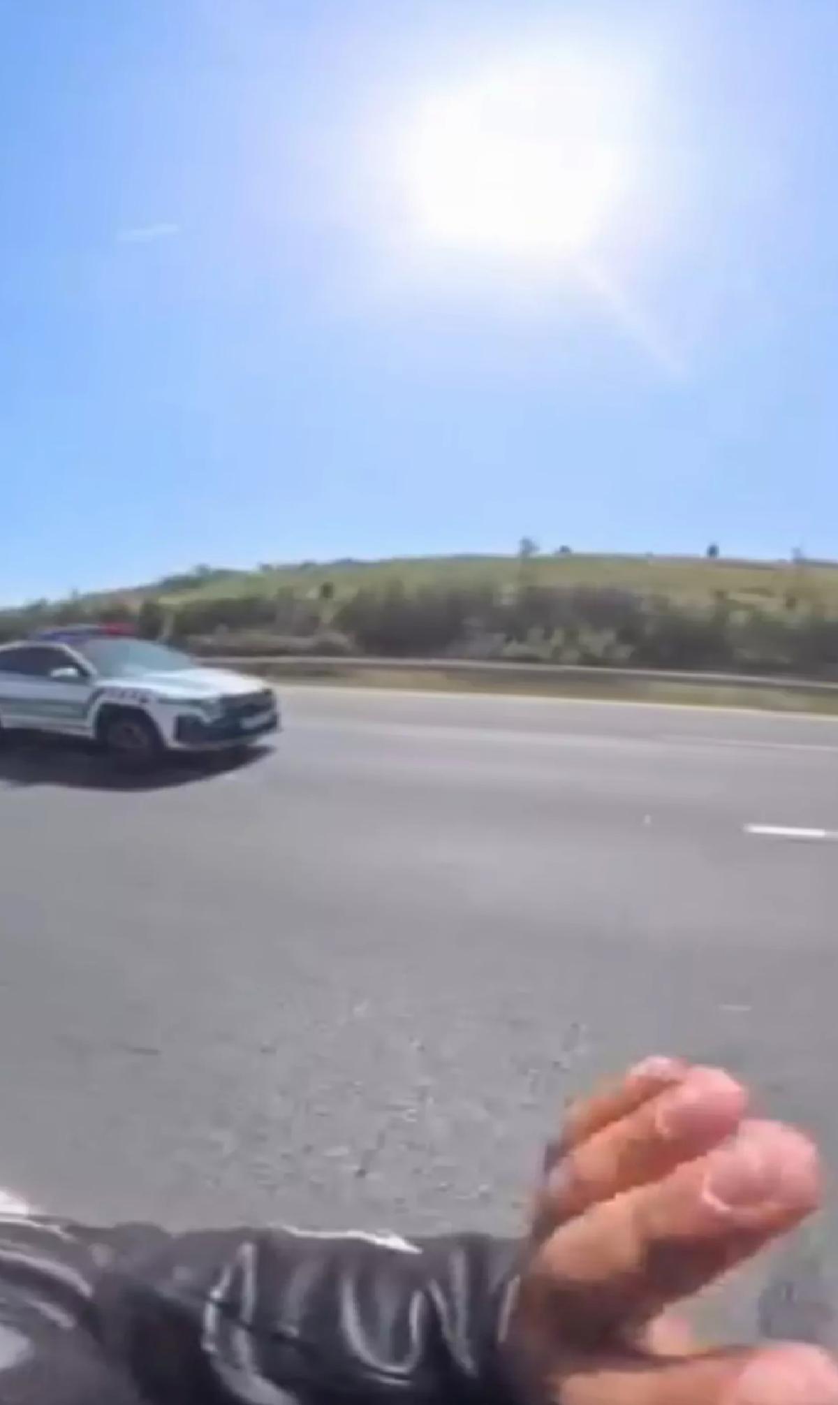 Dur ihtarına uymayan motosikletlinin pişkinliği pes dedirtti