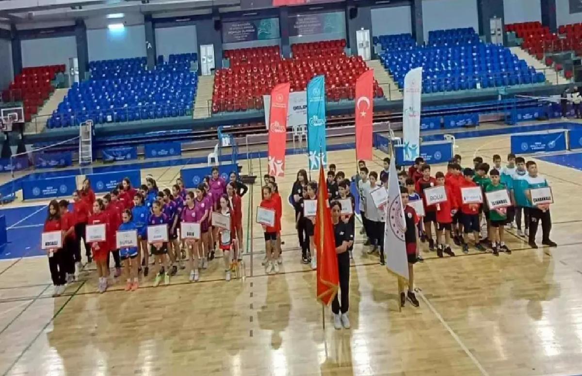 Düzce’de Badminton Küçükler Grup Müsabakaları Başladı