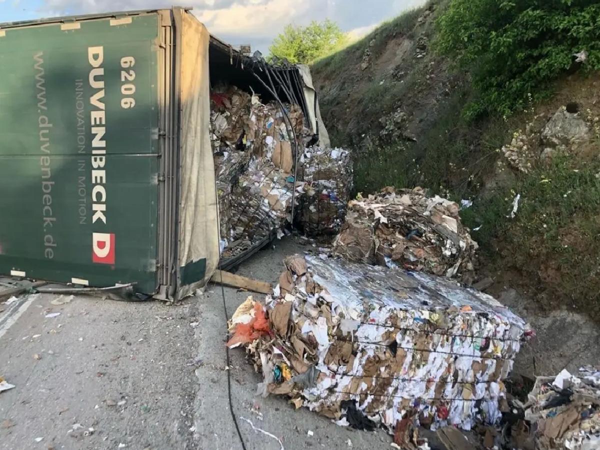 Edirne’de Tır Kazası: Atık Kağıt Yolu Kapattı